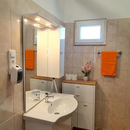 Case de vacanță Nosztalgia Vendeghaz A Velencei-tonal *