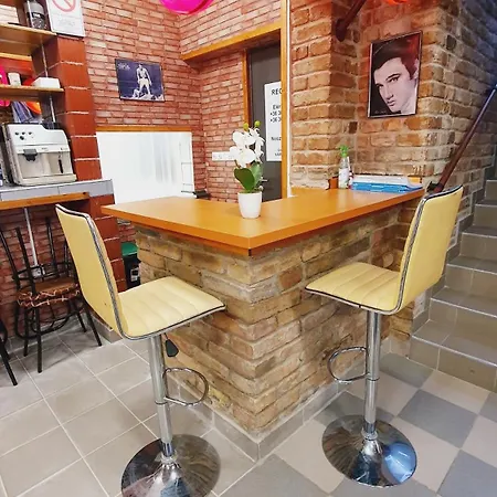 Nosztalgia Vendeghaz A Velencei-tonal