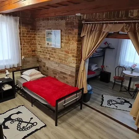 Nosztalgia Vendeghaz A Velencei-tonal Case de vacanță